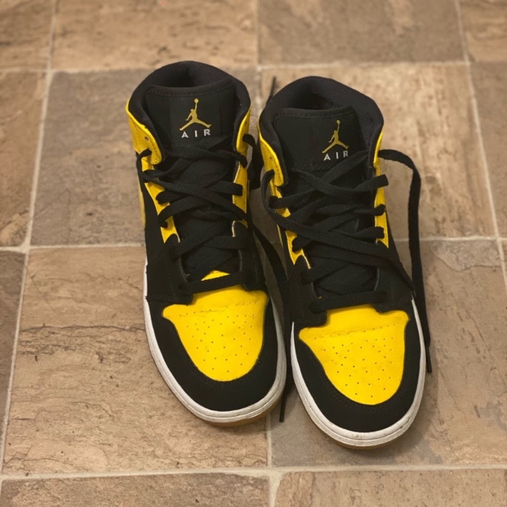 Jordan 1 mids - Picture 2 of 3